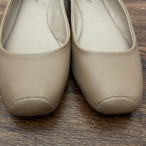 Nine West women’s Alena tan ballet flats. Slightly used. US size 10 - Picture 2 of 6